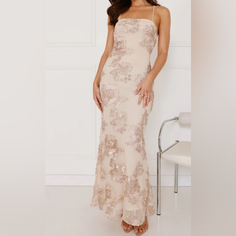 Hello Molly gorgeous women’s dress size 8. Brand new without tags!!!